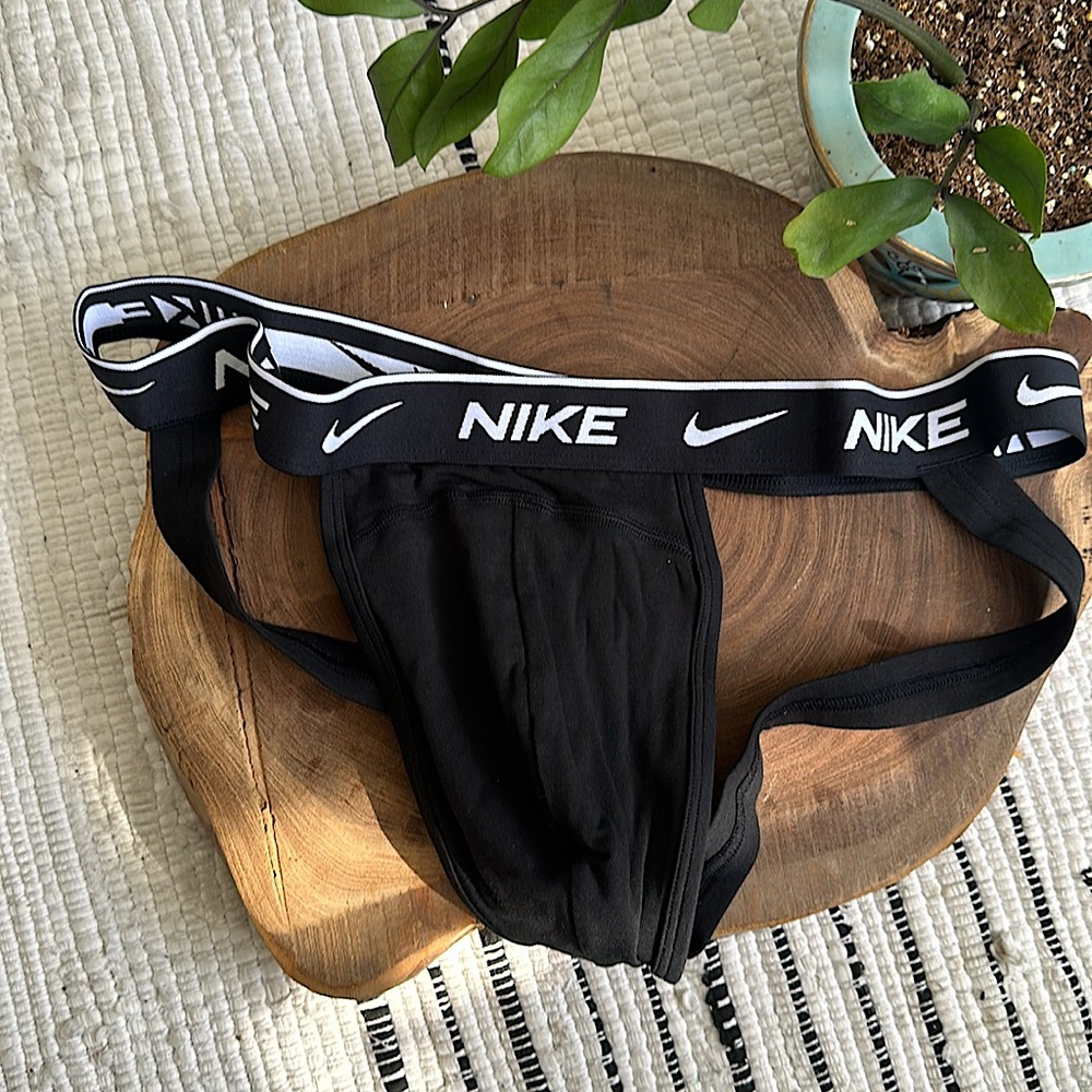 Nike - Picture 3 of 9